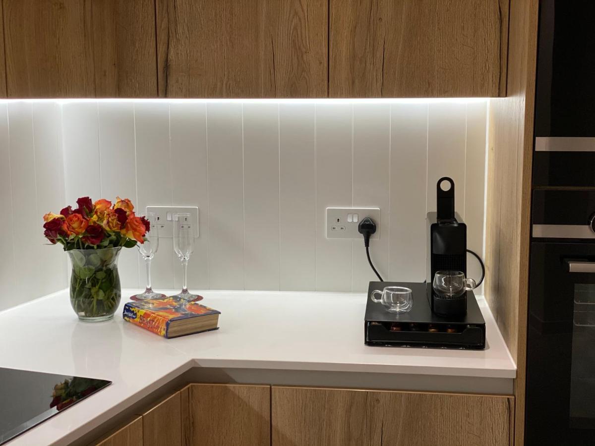 Luxury Spacious Flat With Communal Gardens And Parking London Exteriör bild